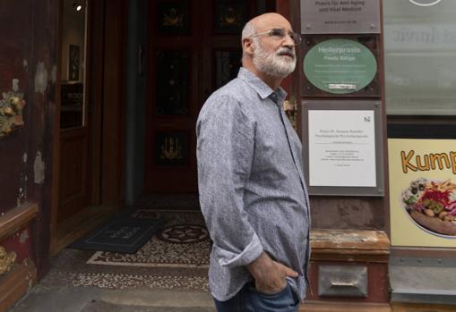 Fernando Aramburu, en las calles de Hannover (Alemania)