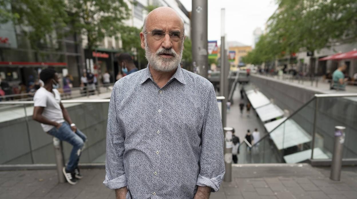 Fernando Aramburu, en Niki-de-Saint-Phalle-Promenade, con la Estación Central de Hannover al fondo