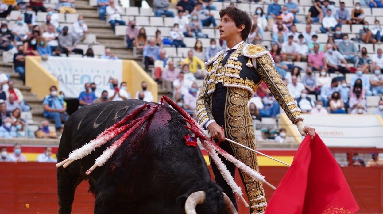 Roca Rey firma un muletazo mirando al tendido con su primer toro de Zalduendo
