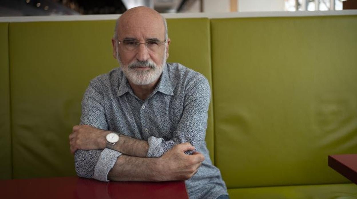 Fernando Aramburu, fotografiado en el Café Kröpcke, en Hannover (Alemania)