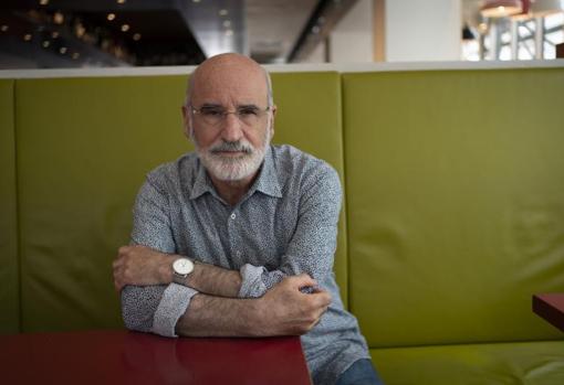 Fernando Aramburu: «Estamos al borde de la catástrofe y seguimos con la Guerra Civil y Cataluña»