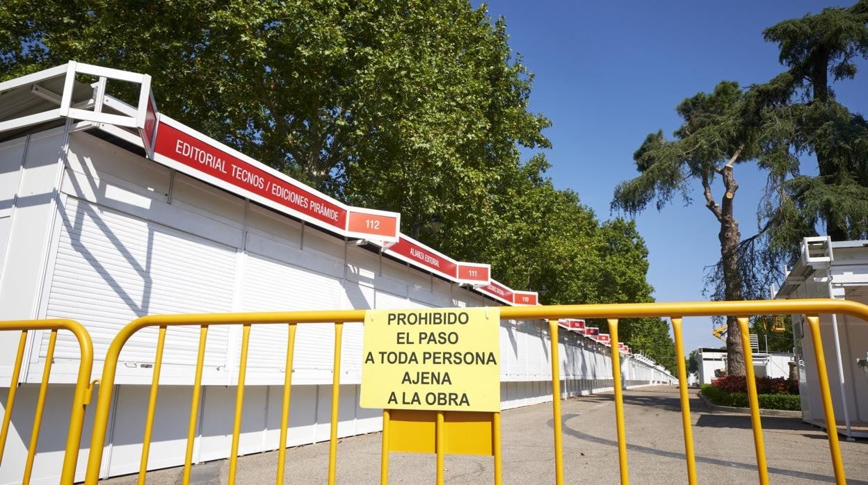 Las 320 casetas de la 80 edición de la Feria del Libro de Madrid ya esperan a los visitantes en el parque del Retiro