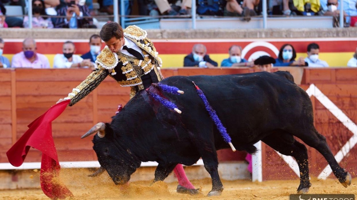 El Juli, en un derechazo a su impresentable primer toro