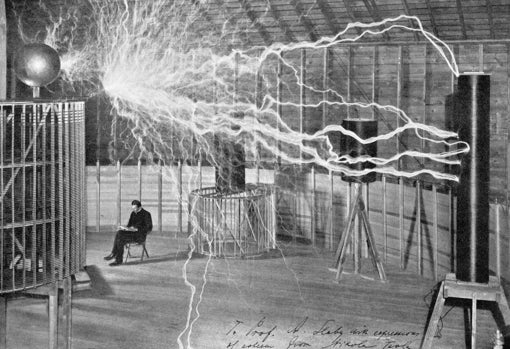 Nikola Tesla en su laboratorio de Colorado Springs. Getty Images.