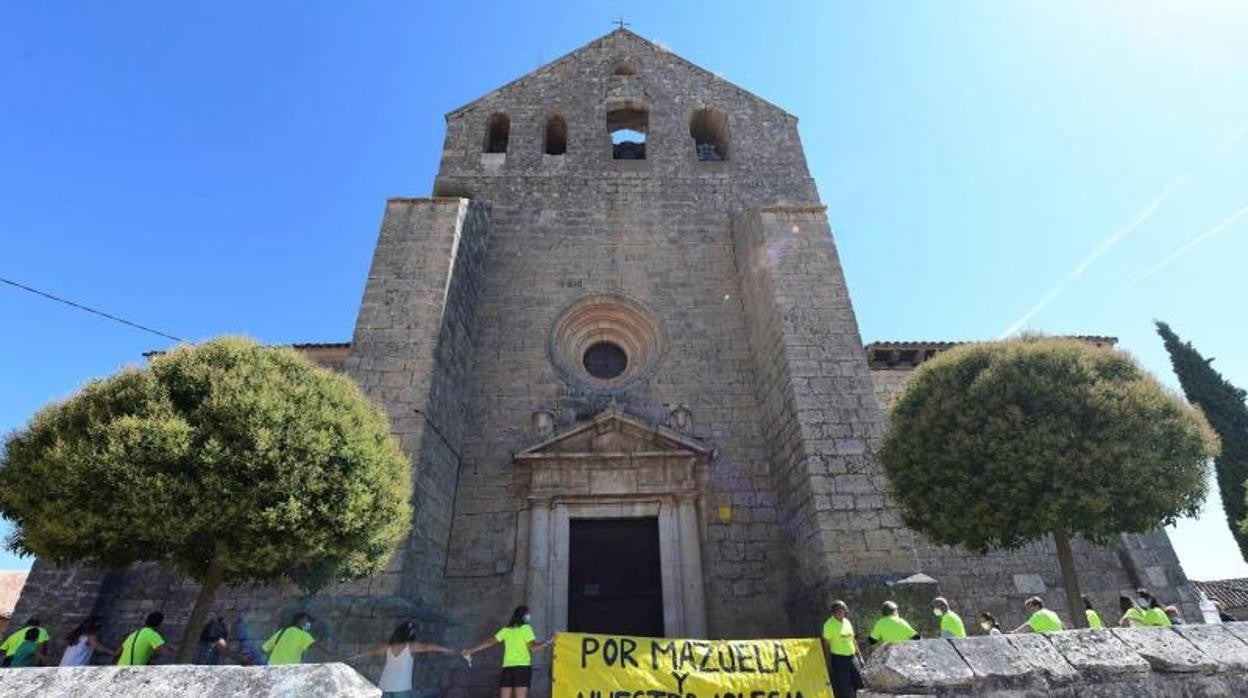 Vecinos y voluntarios que han participado en la campaña de mecenazgo para conseguir dinero para la restauración de la iglesia de Mazuela, rodearon el pasado 5 de septiembre la iglesia tras haber conseguido el objetivo mínimo de 10.000 euros para empezar la restauración.