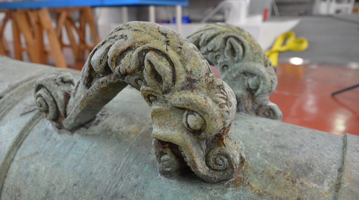 Las asas o delfines de una de las culebrinas, seña de identidad del fundidor Bernardino de Texera