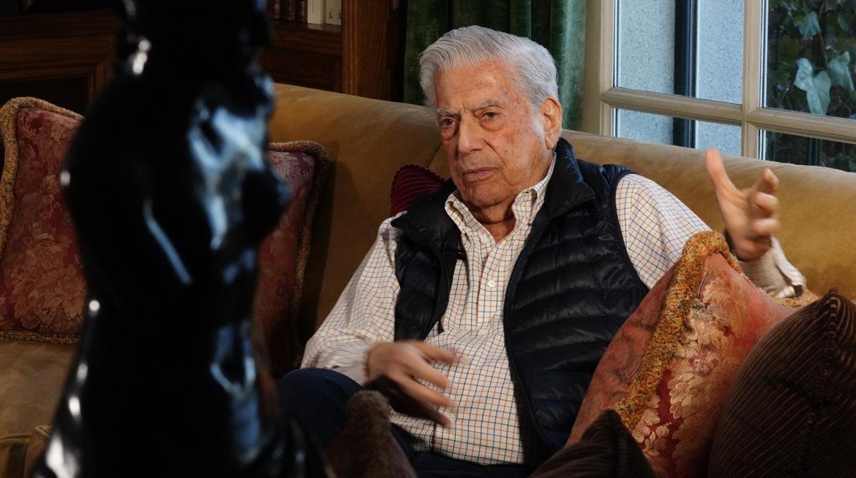 Mario Vargas Llosa posa en el despacho de su casa