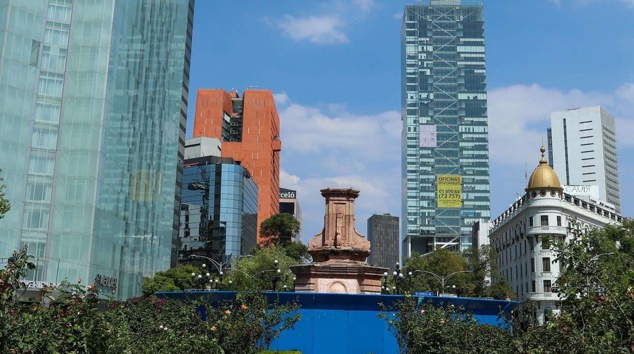 Vista general del lugar donde se encontraba el monumento a Cristóbal Colon, en una avenida de Ciudad de México