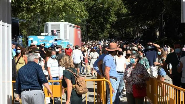 La Feria del Libro de Madrid mantiene el aforo reducido y saca fuera las colas de las grandes firmas