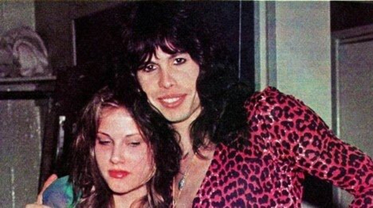 Steven Tyler junto a Julia Holcomb, una de las mujeres entrevistadas en el documental