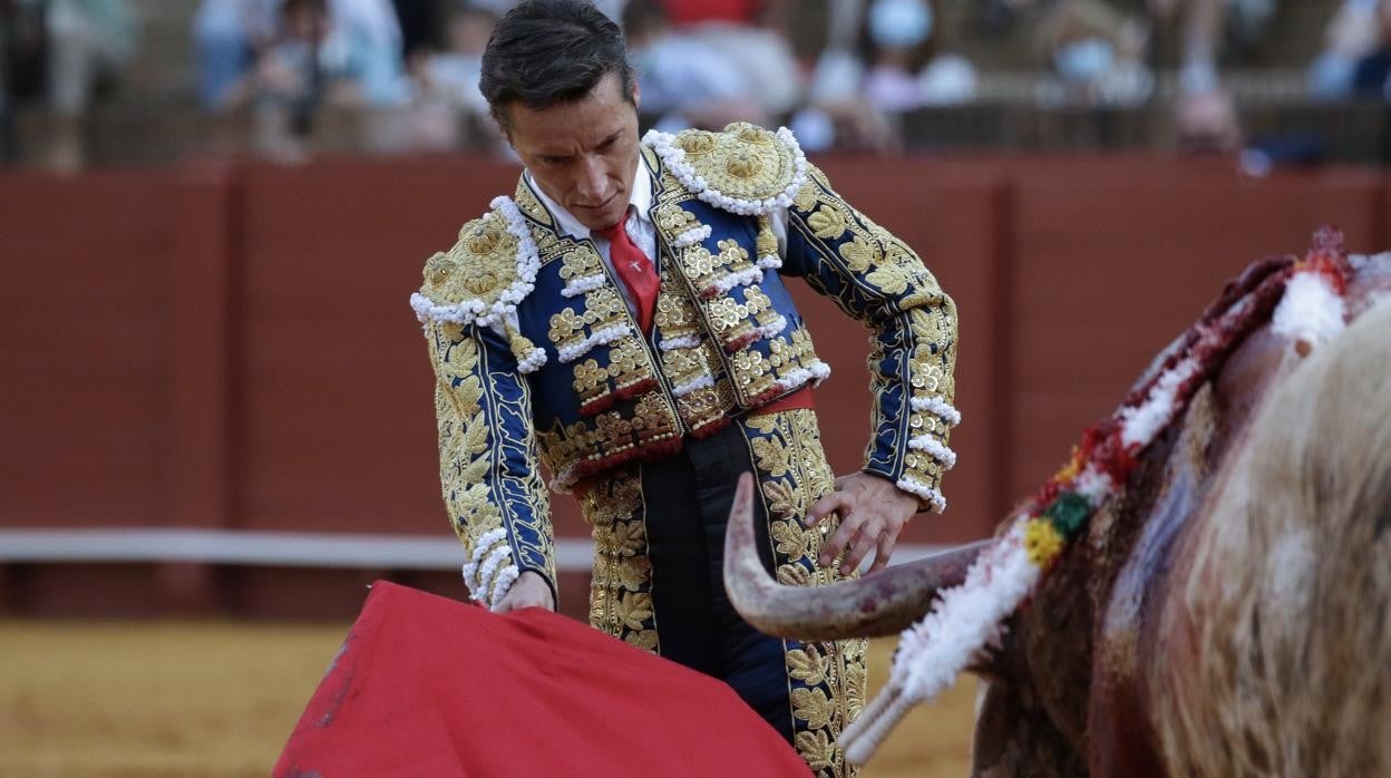 Diego Urdiales, lidiando al cuarto toro de la corrida