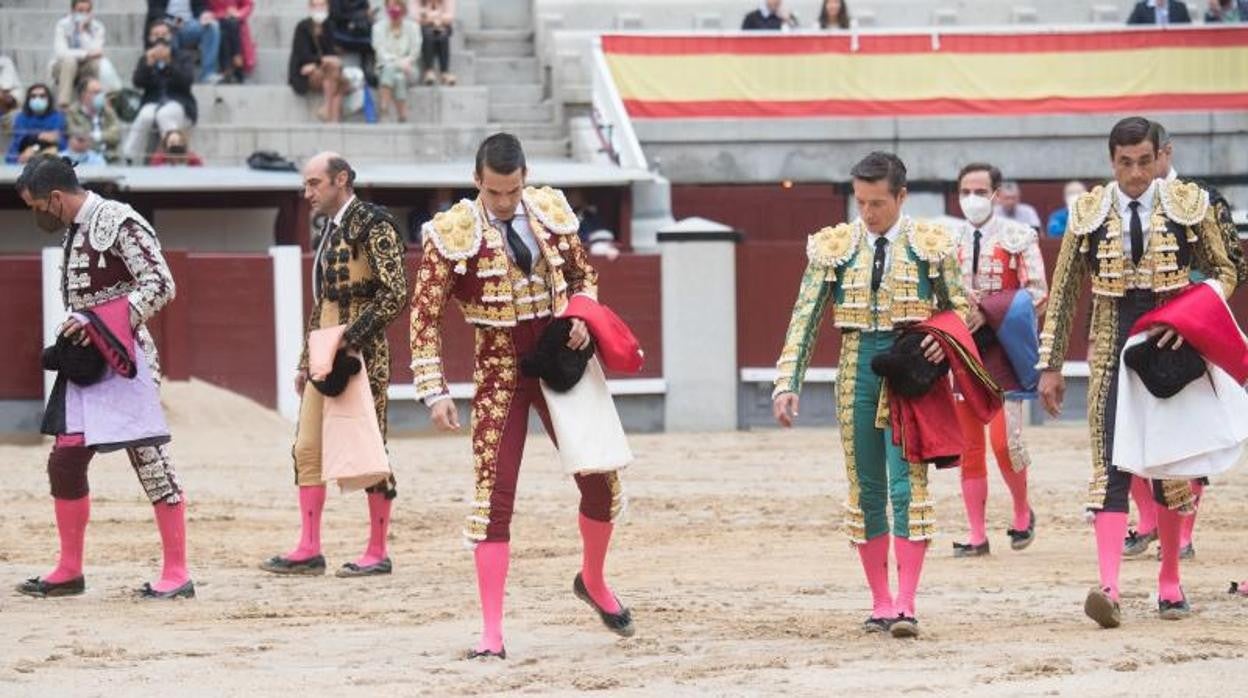 Los toreros comprueban el estado del ruedo