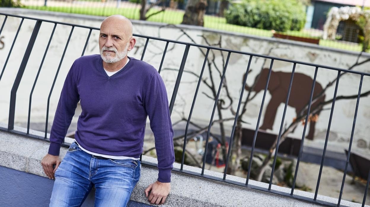 Alejandro palomas, en la antigua Casa de Fieras del parque de El Retiro, en Madrid