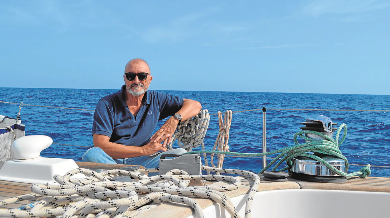 Arturo Pérez-Reverte a bordo del ‘Corso’, con el Mediterráneo como decorado
