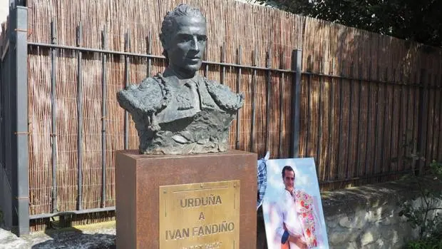 La escultura en honor de Iván Fandiño por fin luce en Orduña