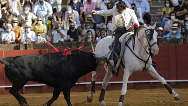Muere de una cornada en el vientre el caballo 'Máximo' de Andrés Romero