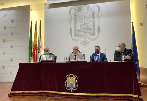 Francisco Vallecillo, vocal de Literatura del Ateno, con los autores