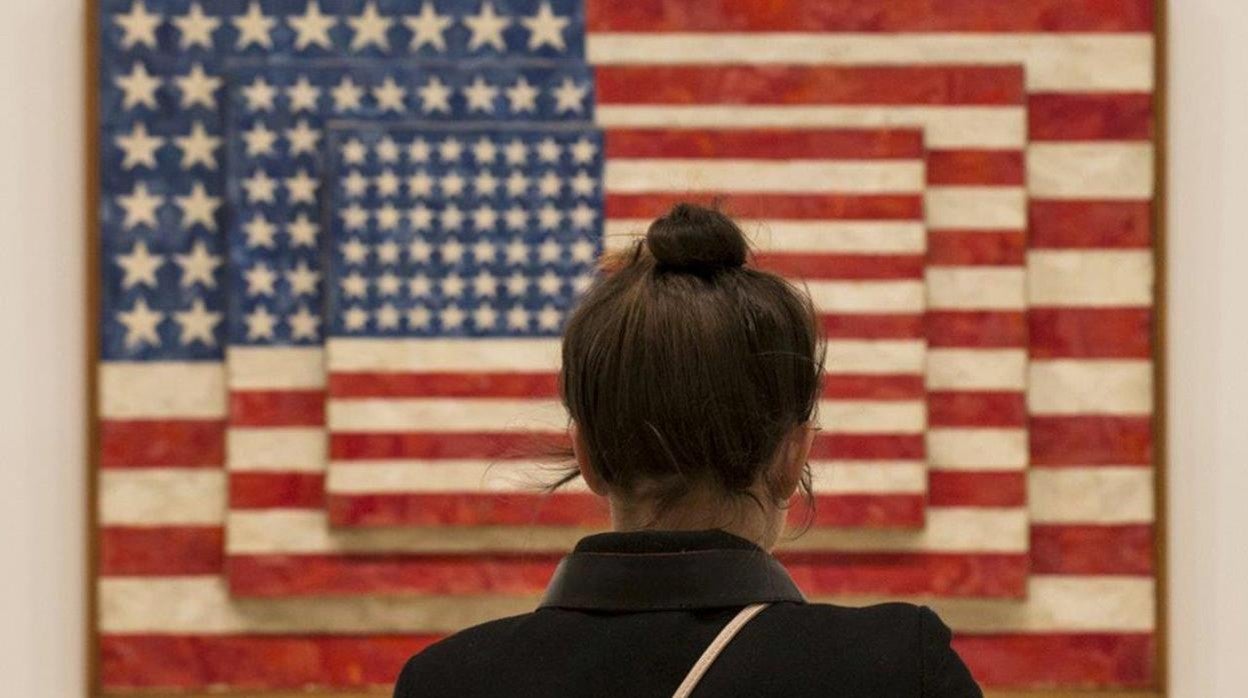 Una mujer admira ‘Three Flags’ (1958), de Jasper Johns, en el Museo Whitney de Nueva York