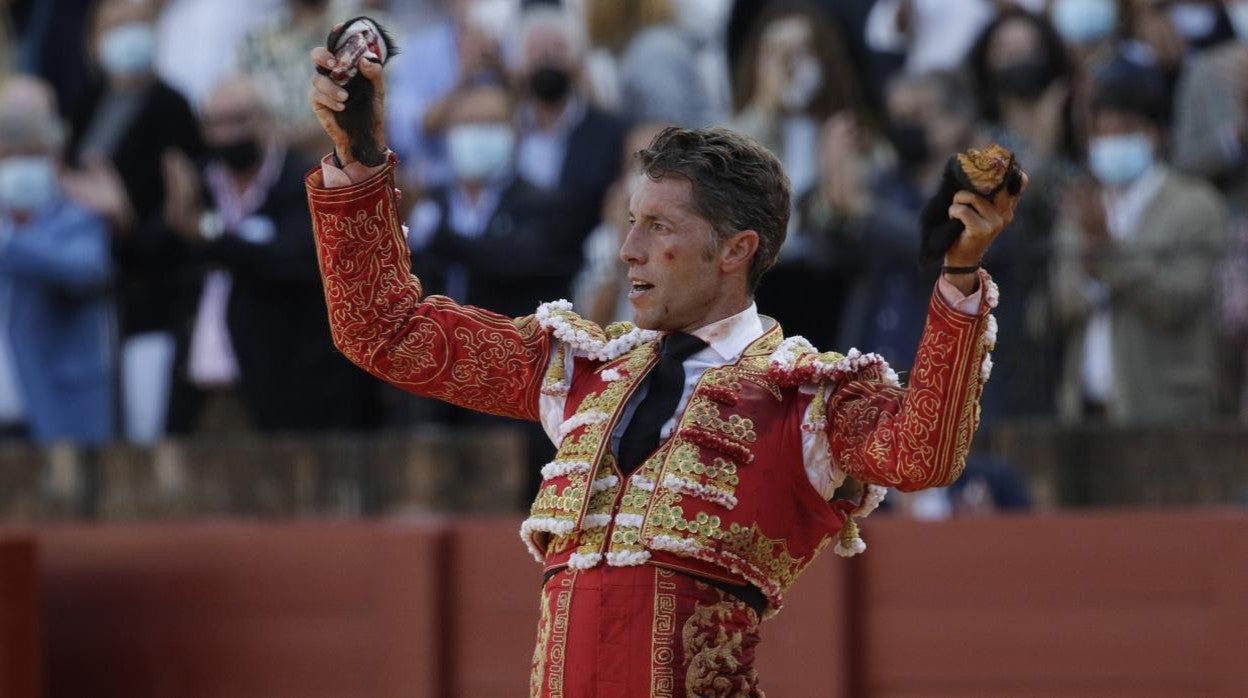 Manuel Escribano le cortó las dos orejas al toro 'Cuajadito' de Miura