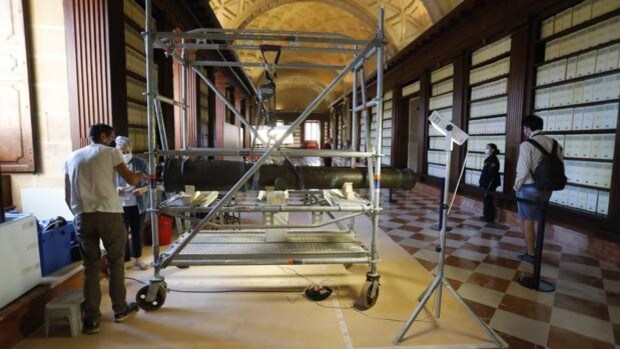 El Archivo de Indias de Sevilla restaura en público un cañón de un galeón hundido hace más de 300 años