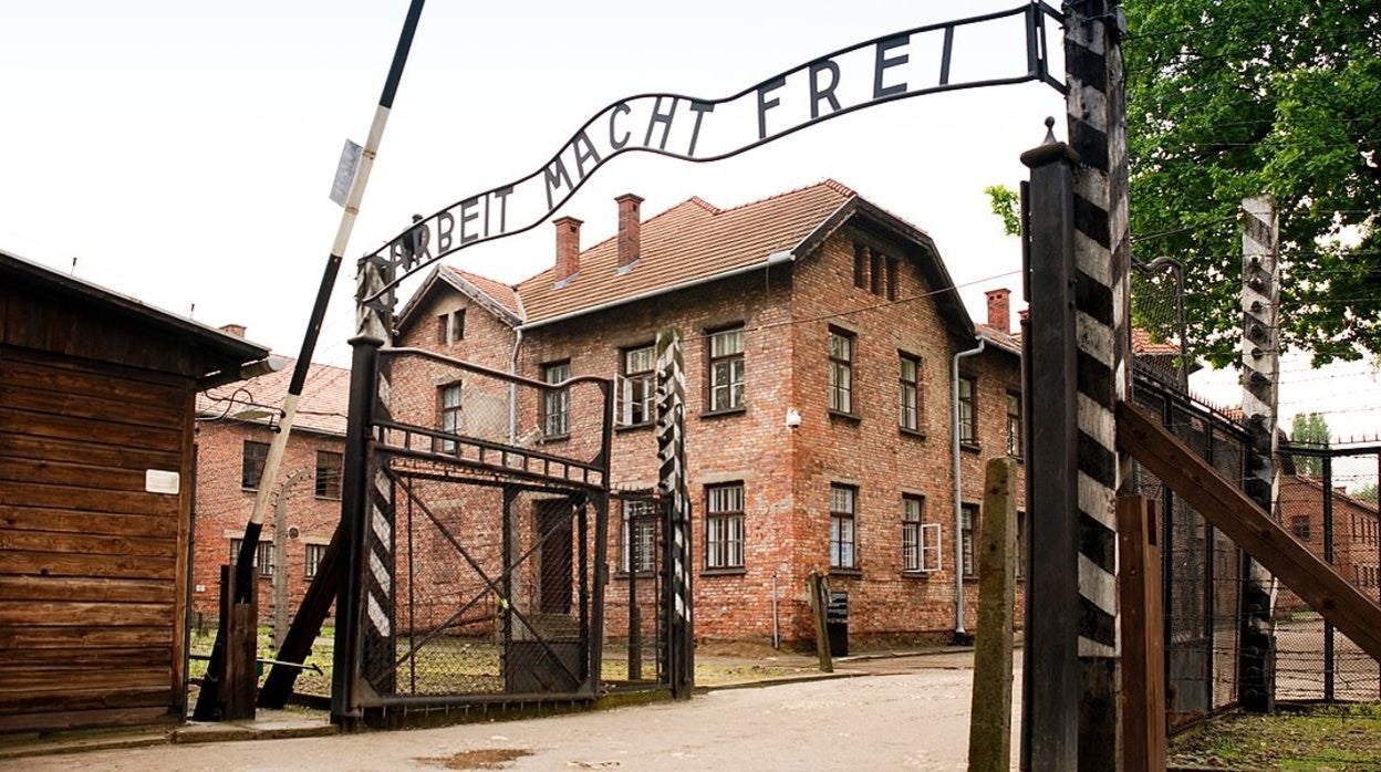 Vandalizan el campo de concentración de Auschwitz con grafitis antisemitas