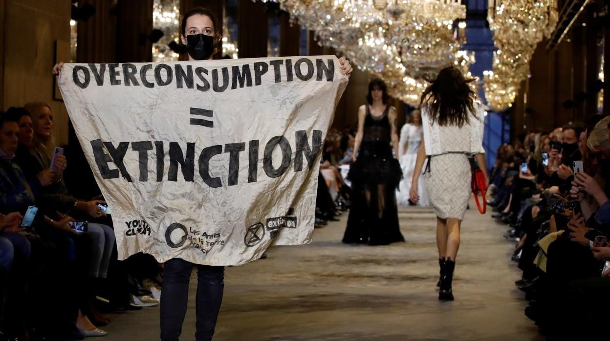 Rosalía se 'apodera' de Louis Vuitton como la estrella de su desfile en  París