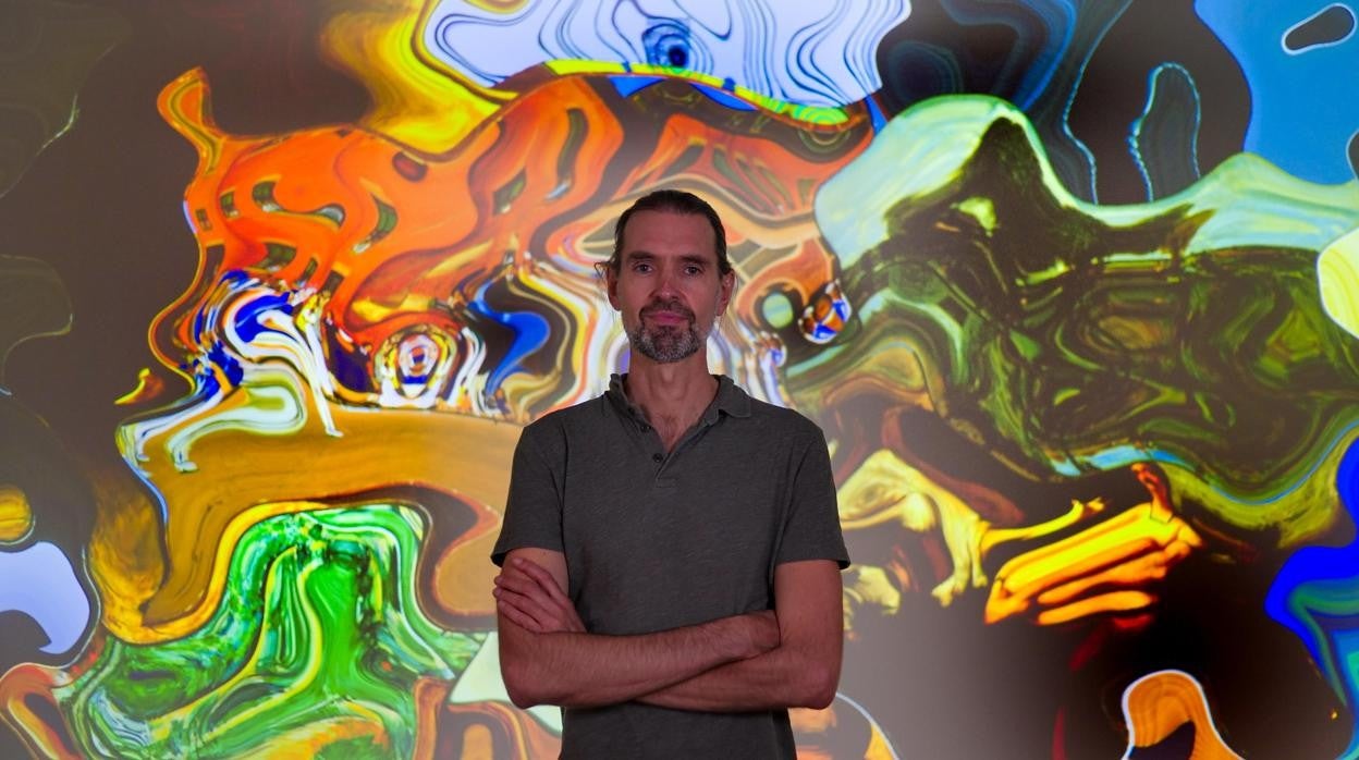 Canogar durante el montaje de la pieza 'Dinamo' en Dubái