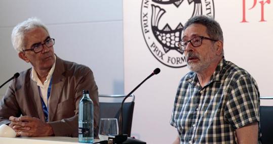 El escritor César Aira (derecha) galardonado del Prix Formentor en Sevilla