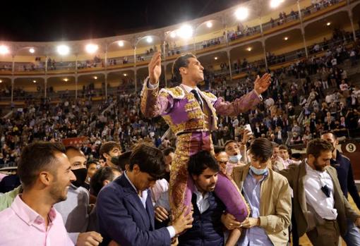 Triunfal salida a hombros de Ginés