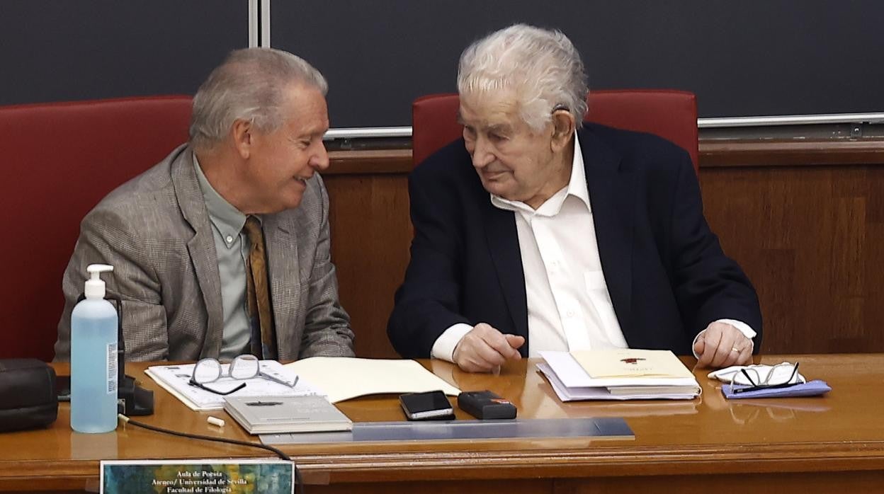 Manuel Ángel Vázquez Medel y Antonio Gamoneda durante el acto de este viernes