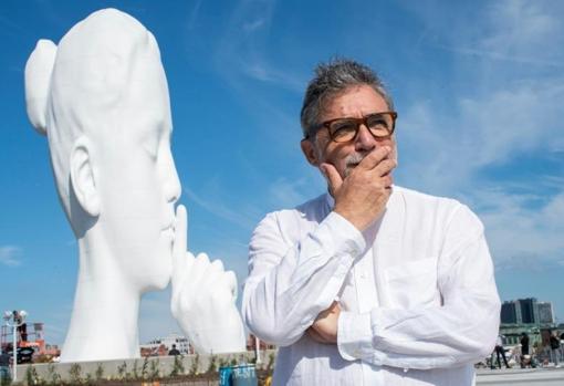 Plensa, junto a su escultura