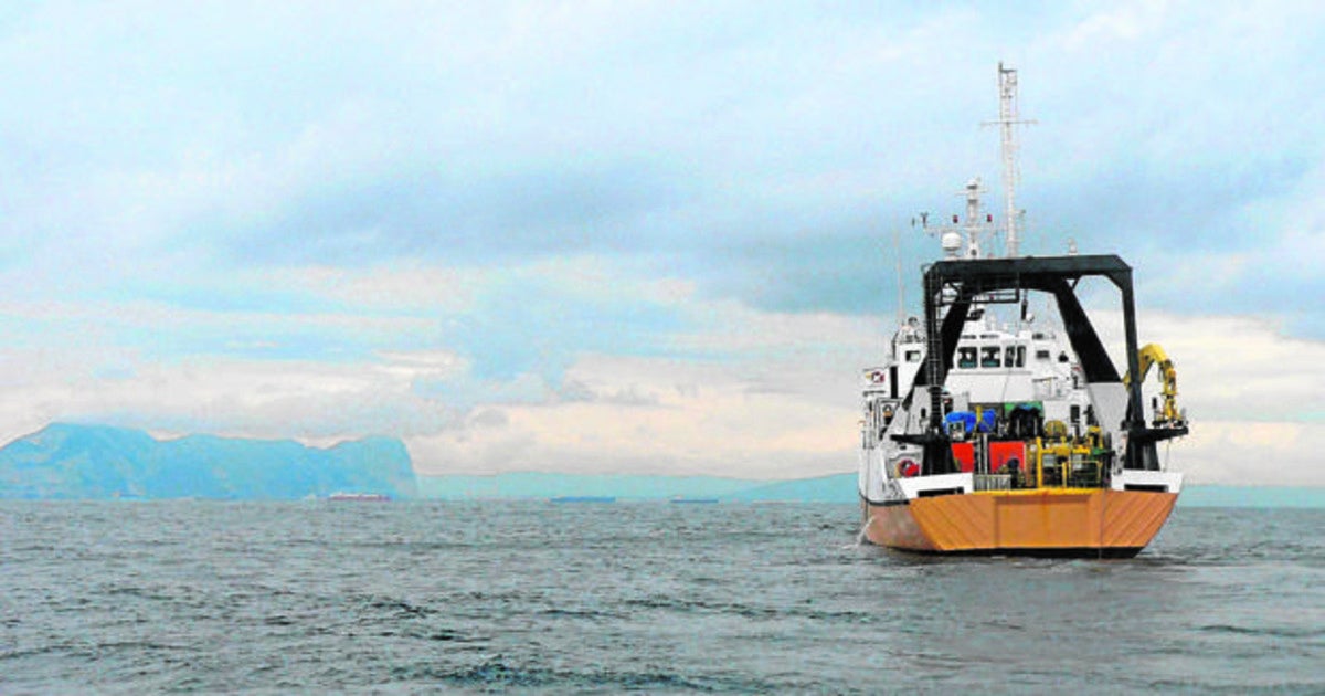 La Explorer de Odyssey, frente al Peñón de Gibraltar