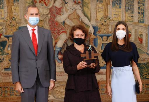 Antes del almuerzo con los patronos y embajadores, los Reyes entregaron el premio «Ñ» del Instituto Cervantes a la profesora Barbara Fuchs, hispanista de la Universidad UCLA