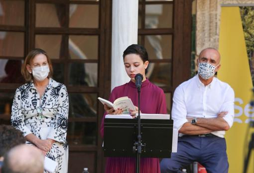 La escritora Irene Reyes-Noguerol durante la lectura de uno de sus libros