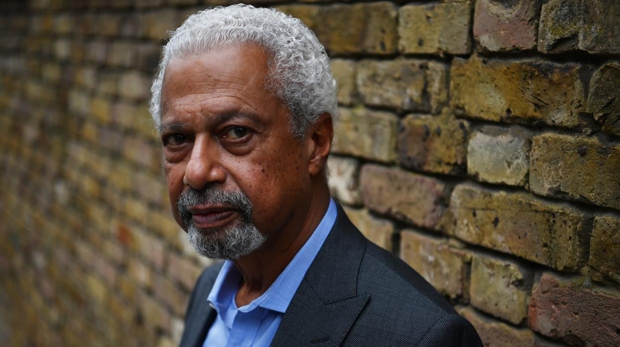 El escritor Abdulrazak Gurnah, fotografiado en Londres, al poco de conocerse que había ganado el premio Nobel de Literatura