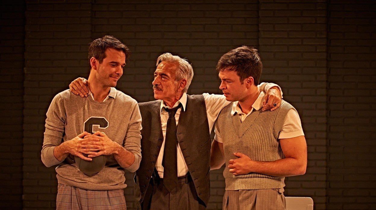 Imanol Arias, junto a Jon Arias y Carlos Serrano-Clark en una escena de 'Muerte de un viajante'