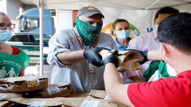 Imagen del cocinero José Andrés durante un reparto de menús en Mestalla