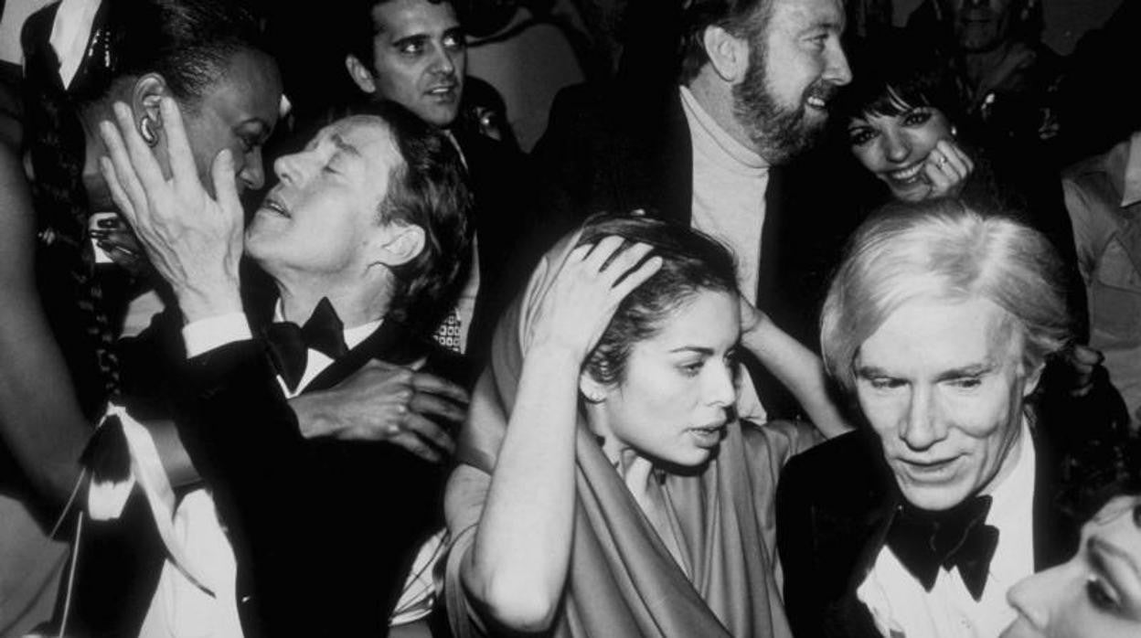 Andy Warhol y el artista y gigolo Víctor Hugo, en Studio 54