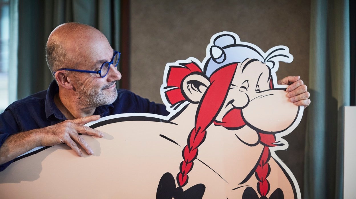 El dibujante y guionista francés Jean-Yves Ferri, junto al personaje de Obélix