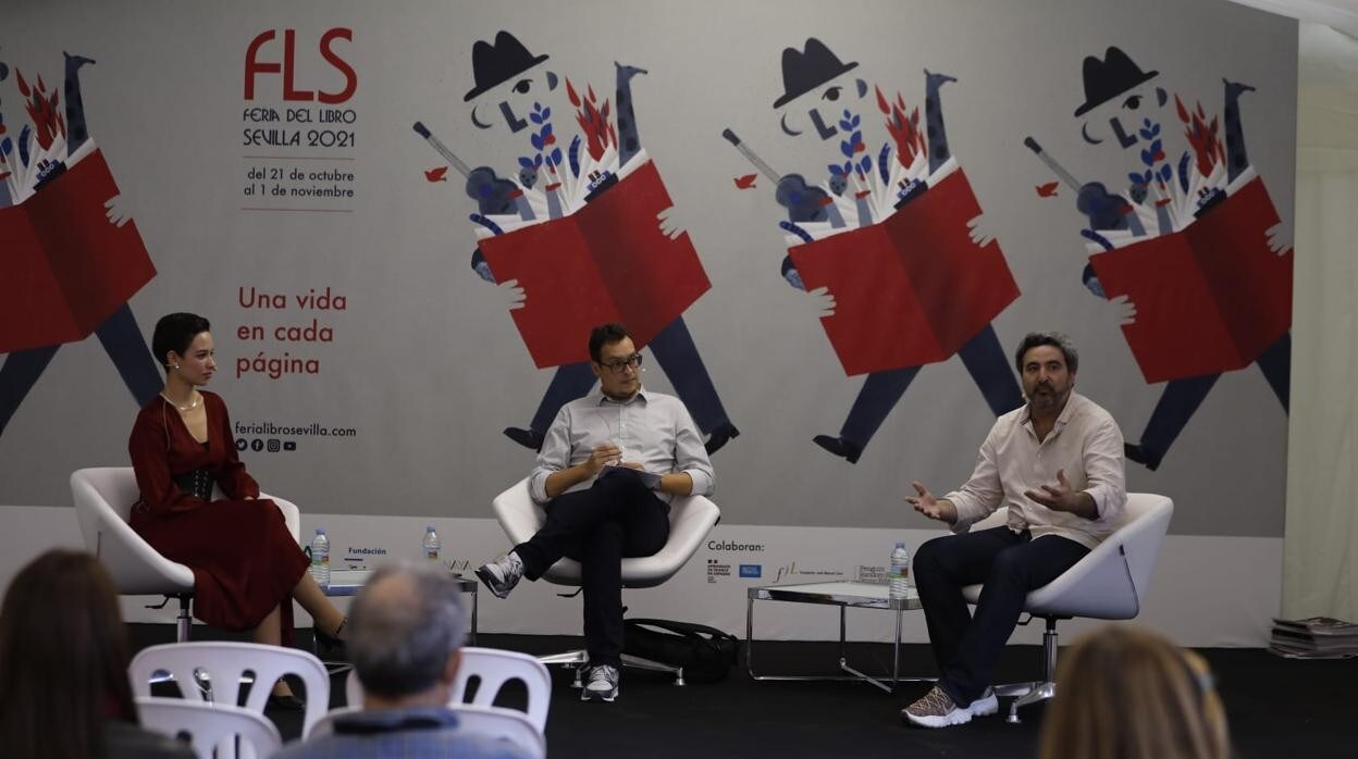 Irene Reyes-Noguerol, Francisco Camero y Daniel Ruiz durante el debate en la Feria del Libro