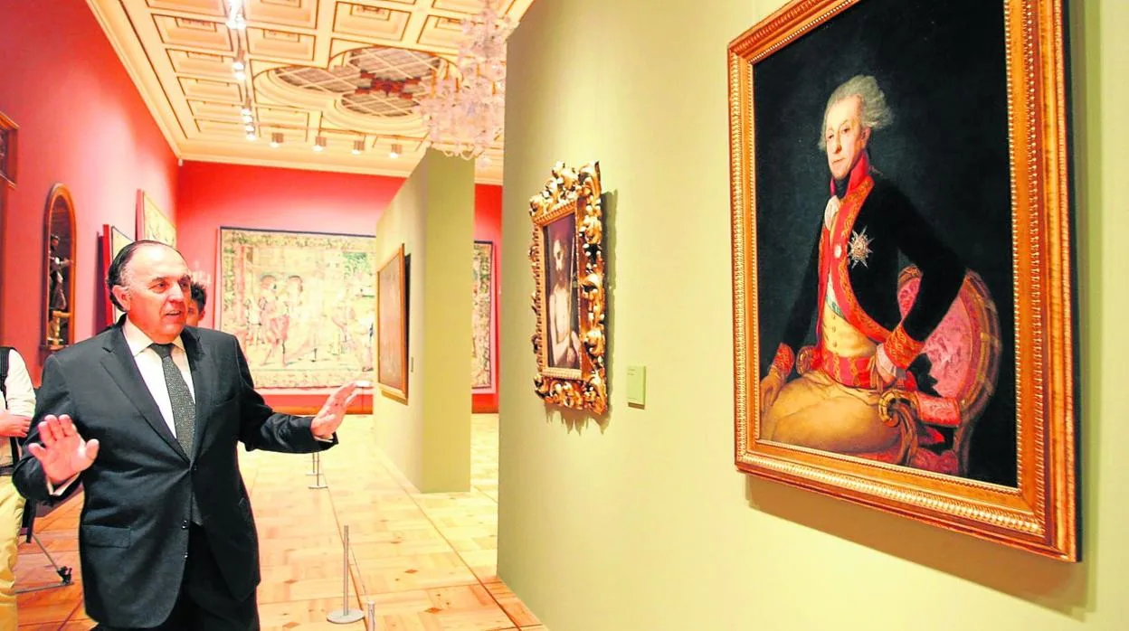 Gregorio Peña, en el pabellón de tapices, ante el ‘Retrato del general Ricardos’, atribuido a Goya, que fue restaurado en el Museo del Prado junto al ‘Ecce Homo’ de Luis Morales y la ‘Adoración de los Reyes Magos’ de Theodoor van Loon, expuestos en 2014 en la Quinta de El Pito