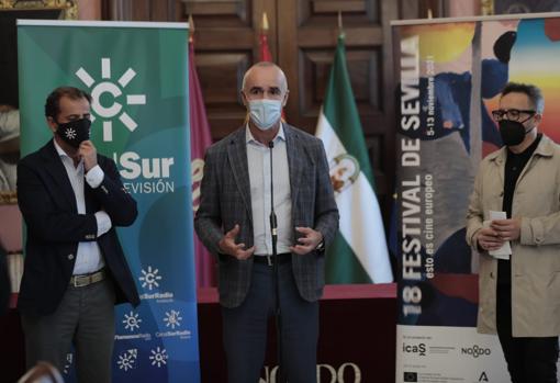 Juande Mellado, Antonio Muñoz y José Luis Cienfuegos este martes en el Ayuntamiento