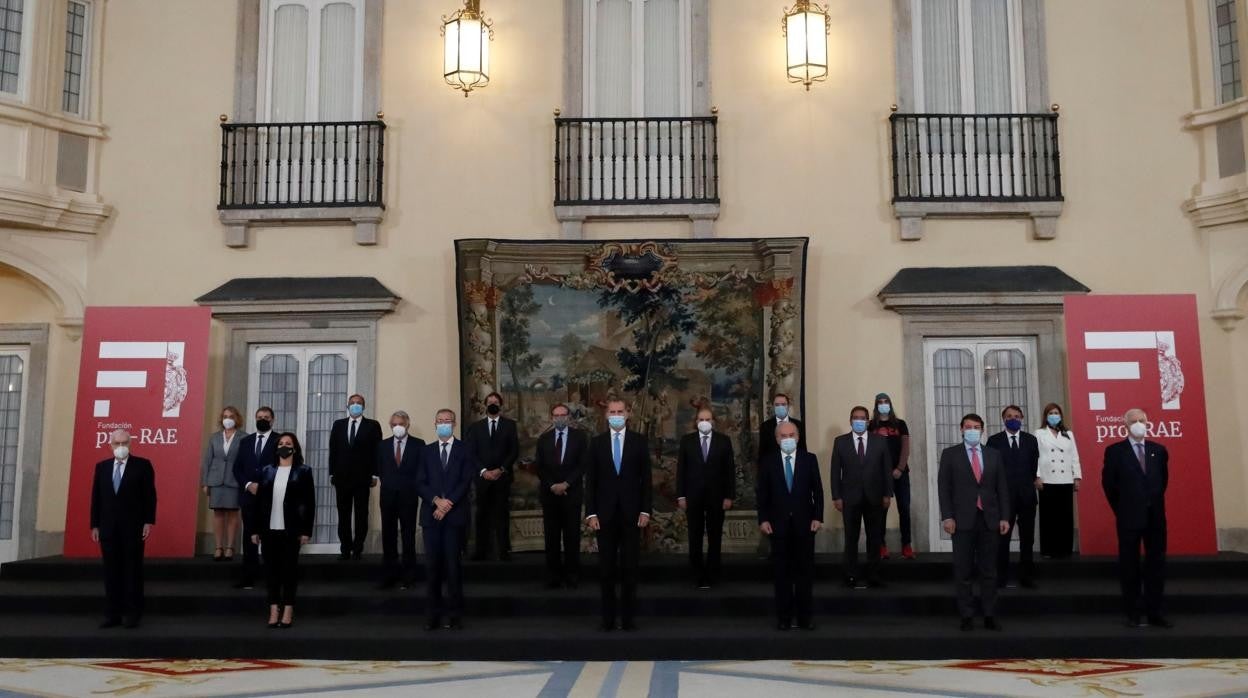 El rey Felipe, en el centro, durante la foto de familia en la reunión del patronato de la Fundación pro-RAE