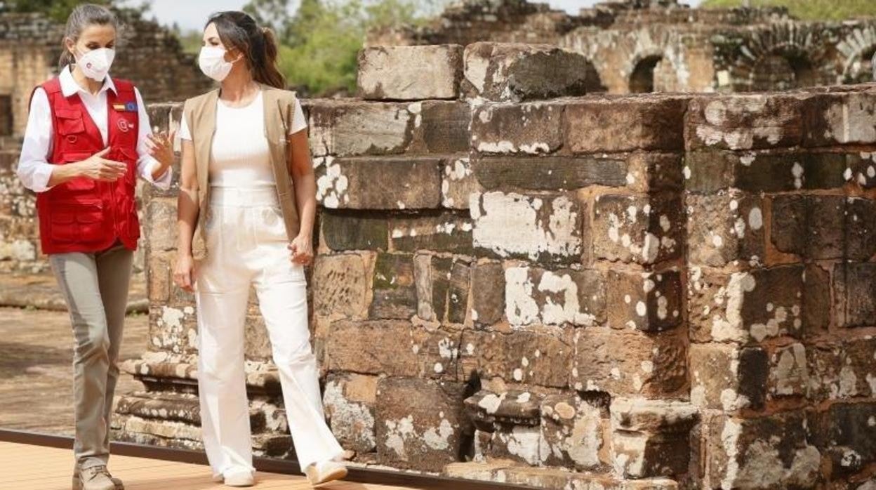 La Reina, junto a la primera dama de Paraguay, Silvana López Moreira, durante una visita a la misión jesuítica de Santísima Trinidad del Paraná (Paraguay)