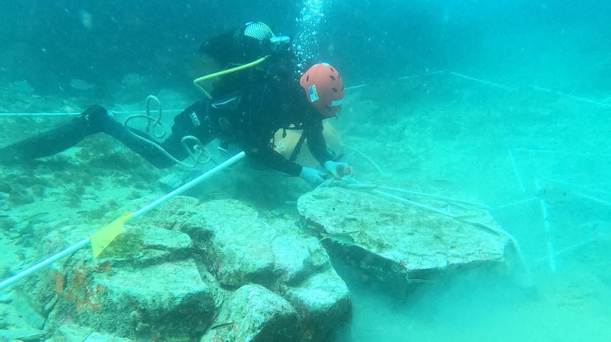 Felipe Cerezo, en trabajos de montaje de estructura para documentación subacuática en el pecio de la Ballenera, Algeciras