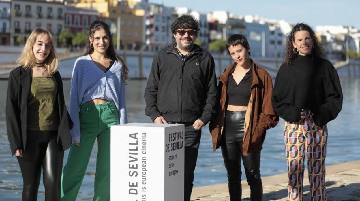 Santi Amodeo junto a cuatro de las protagonistas de ‘Las gentiles’