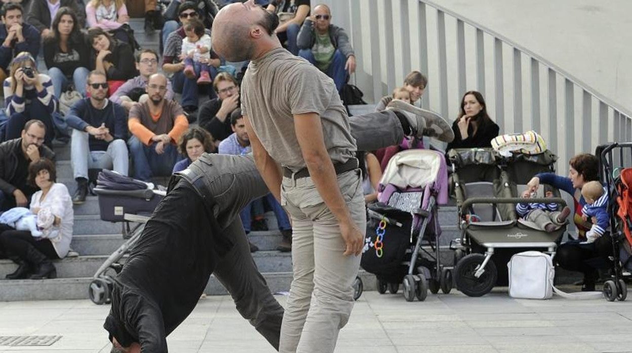 Un espectáculo callejero del Mes de Danza