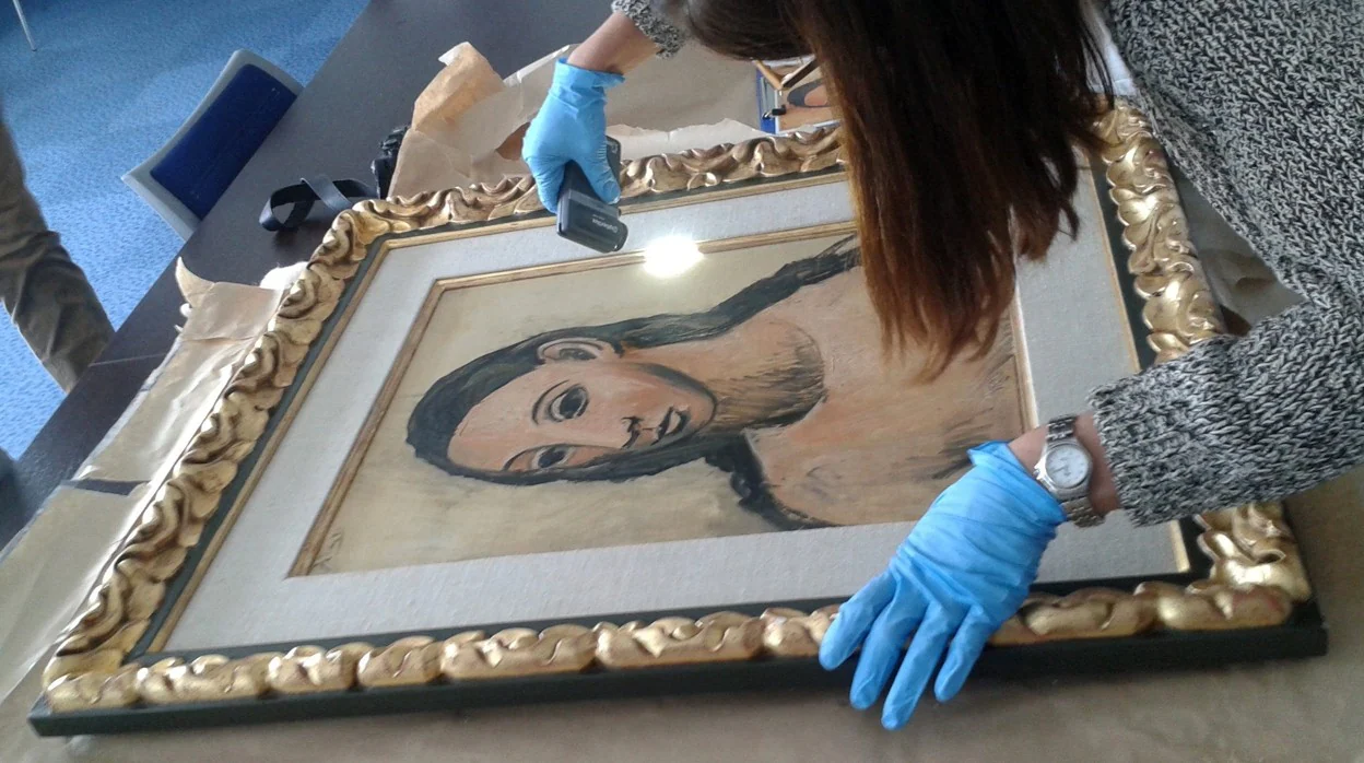 Entrega a las autoridades españolas en Córcega del Picasso, en 2015
