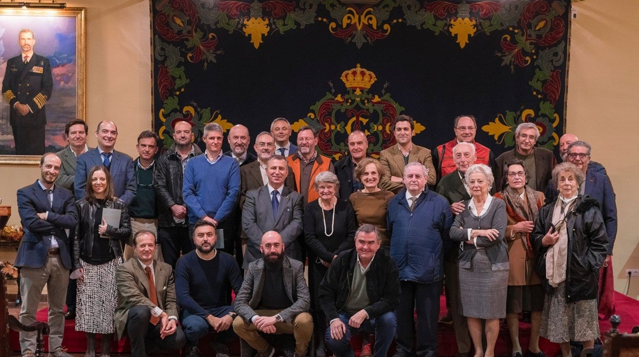 Los poetas reunidos en el Círculo de Labradores para recordar a Aquilino Duque