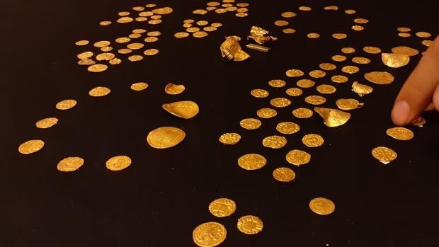Más de un centenar de monedas de oro de 1.400 años, declaradas el mayor tesoro anglosajón en Inglaterra